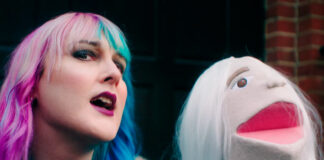 jasmine.4.t lança videoclipe de “Guy Fawkes Tesco Dissociation” com uma marionete de Phoebe Bridgers