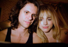 Robert Ascroft e Christopher Owens, ex-Girls, lançam a parceria “Should’ve Stayed in Bed”