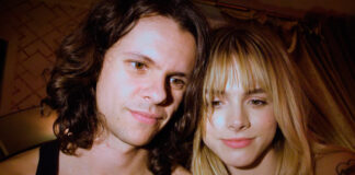 Robert Ascroft e Christopher Owens, ex-Girls, lançam a parceria “Should’ve Stayed in Bed”