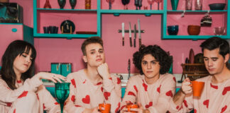 A Short Walk to Pluto reflete a chegada da vida adulta no álbum de estreia ‘Out of Range’