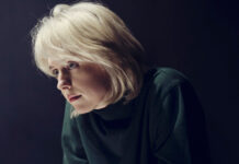 Avalon Emerson anuncia série de singles com cover do clássico cult “Don’t Be Seen With Me”