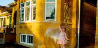 Beach Bunny tenta evitar conflitos e sentimentos negativos no single “Big Pink Bubble”