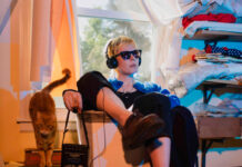 Daughter of Swords expressa um sentimento de alienação em um mundo caótico no single “Strange”