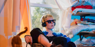 Daughter of Swords expressa um sentimento de alienação em um mundo caótico no single “Strange”