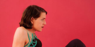 Ezra Furman compartilha um momento de desespero no single “Jump Out”