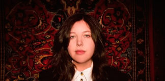 Lucy Dacus lamenta a perda de comunicação em um relacionamento no single “Talk”