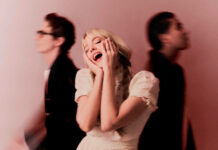 Sunday (1994) canta sobre um amor intenso e o medo de perdê-lo no single “Doomsday”