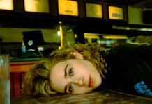 Blondshell reflete sobre memórias dolorosas da adolescência em “Event of a Fire”