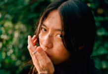 Deb Never explora sentimentos conflitantes numa relação desgastante em “KNOW ME BETTER”