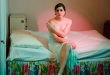 Ezra Furman busca por sentido em sinais ambíguos da vida no single “Power of the Moon”