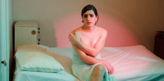 Ezra Furman busca por sentido em sinais ambíguos da vida no single “Power of the Moon”