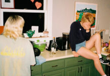 Maggie Rogers e Sylvan Esso reinventam clássico do Broken Social Scene