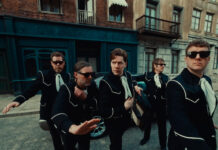 The Hives anuncia álbum coproduzido por Mike D e lança o single “Enough Is Enough”