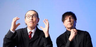 Sparks critica o hipernacionalismo e o fanatismo obsessivo em “My Devotion”