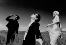 Sunday (1994) retrata uma cena íntima e apaixonada no single “Devotion”