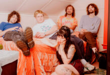 Wednesday retrata um misto de desilusão e conformidade no single “Elderberry Wine”