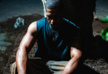 Khamari revela um amor profundo e doloroso no single “Sycamore Tree”