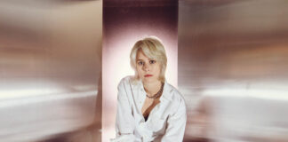 Avalon Emerson lança os singles “Sort of Like a Dream” e “You’re My World”