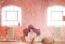 Cate Le Bon explora a complexidade do amor em “Is It Worth It (Happy Birthday)?”