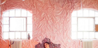 Cate Le Bon explora a complexidade do amor em “Is It Worth It (Happy Birthday)?”