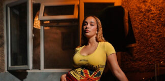 Jorja Smith lança “With You”, uma canção de amor para o verão