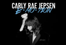 Carly Rae Jepsen anuncia edição comemorativa de 10 anos do álbum ‘E•MO•TION’ e lança a inédita “More”