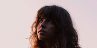 Emily Hines lança o álbum de estreia ‘These Days’, uma obra sincera e rústica