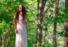 Rachael Yamagata anuncia ‘Starlit Alchemy’, seu primeiro álbum em nove anos, e lança o single “Birds”