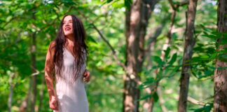 Rachael Yamagata anuncia ‘Starlit Alchemy’, seu primeiro álbum em nove anos, e lança o single “Birds”