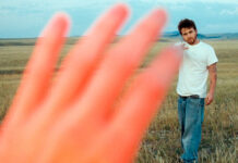 Avery Tucker colabora com A. G. Cook no single “My Life Isn’t Leaving You”