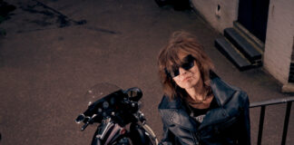 Chrissie Hynde se une a k.d. lang em versão da clássica “Me & Mrs Jones”
