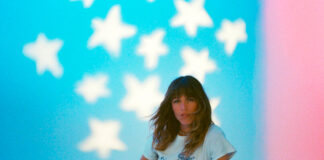 Melody’s Echo Chamber anuncia o álbum ‘Unclouded’ e lança o single “In the Stars”