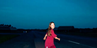 Sigrid explora um amor não resolvido a partir da perspectiva do parceiro em “Two Years”