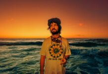 Tame Impala canta uma relação intensa e noturna no single “Dracula”