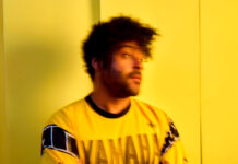 Twin Shadow explora as inseguranças num relacionamento em “Awkward Backward”