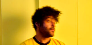Twin Shadow explora as inseguranças num relacionamento em “Awkward Backward”