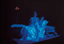 keiyaA se entrega ao desejo e à atração instantânea em “k.i.s.s.”