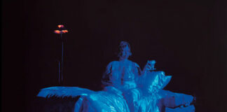 keiyaA se entrega ao desejo e à atração instantânea em “k.i.s.s.”