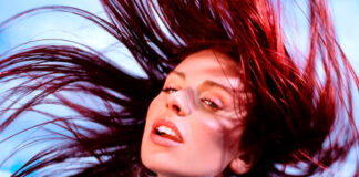 Rose Gray lança “Lotus”, single da edição deluxe do álbum ‘Louder, Please’