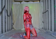 Wet Leg dança em meio ao sangue no videoclipe de “mangetout”