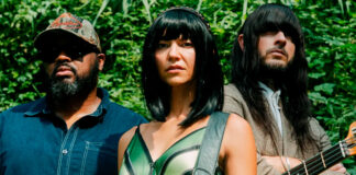 Khruangbin lança ‘The Universe Smiles Upon You ii’, versão reimaginada do álbum de estreia