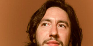 Diogo Strausz celebra a era dourada do disco, funk e boogie brasileiro em “Viver, Lutar, Reerguer”