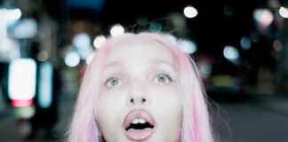 FKA twigs seduz e amaldiçoa seus pretendentes no videoclipe de “Love Crimes”