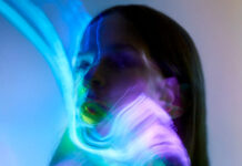 Anna Prior, do Metronomy, lança “Silence”, single do EP solo ‘Firefly’