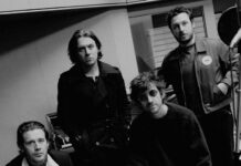 Arctic Monkeys revela a faixa inédita “Opening Night” para o projeto beneficente ‘HELP(2)’