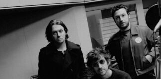 Arctic Monkeys revela a faixa inédita “Opening Night” para o projeto beneficente ‘HELP(2)’