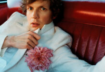 Beck lança ‘Everybody’s Gotta Learn Sometime’, álbum de covers e raridades