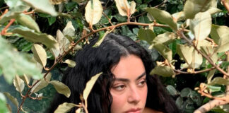 Charli XCX lança “Wall of Sound”, faixa da trilha sonora de ‘O Morro dos Ventos Uivantes’