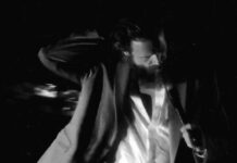 Father John Misty retorna com o single caótico e irônico “The Old Law”