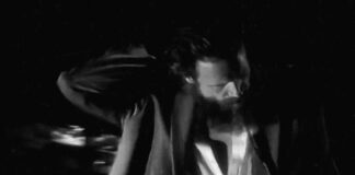 Father John Misty retorna com o single caótico e irônico “The Old Law”